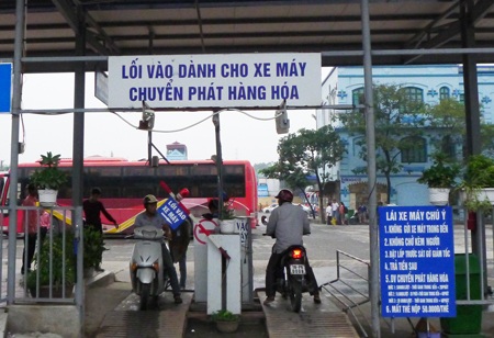 Khách ra vào được kiểm soát bằng hệ thống vé điện tử