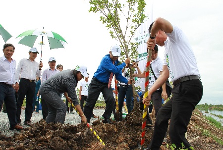 Đông đảo mọi người tham gia lễ phát động tại Tiền Giang