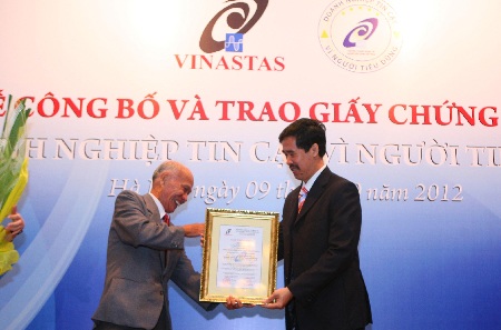 Vinamilk nhận giấy chứng nhận "Doanh nghiệp tin cậy vì người tiêu dùng" - 2 Vinamilk nhận giấy chứng nhận Doanh nghiệp tin cậy vì người tiêu dùng
