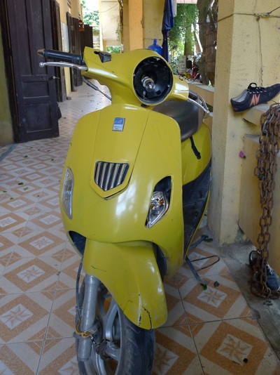 Chiếc xe máy của anh Dũng bị phá hủy ngày 2/8/2012 (Ảnh: Ngọc Cương)