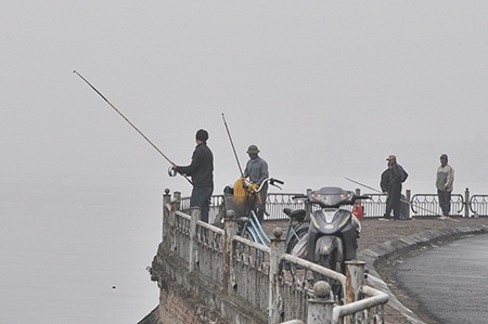 Hàng trăm “cần thủ” trộm cá giữa ban ngày ở Hồ Tây - 3 Tại một đoạn khuất gần công viên nước Hồ Tây, một nhóm