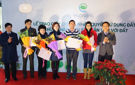 Đại diện Ecopark và chính quyền trao sổ đỏ cho các khách hàng