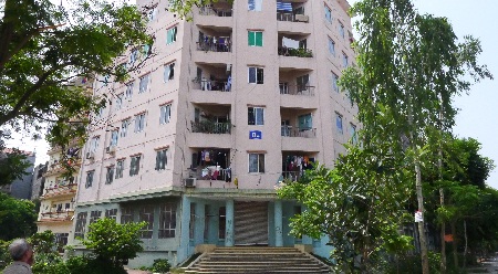 "Bắt lỗi" nguyên nhân hàng trăm căn hộ chung cư chưa được cấp sổ đỏ - 1 Hàng trăm hộ dân tái định cư như nhà B4 Cầu Diễn vẫn trắng sổ đỏ (Ảnh: Ngọc Cương)