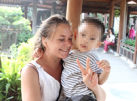 Nhiều tình tiết mới quanh vụ cô giáo trường mầm non SOS bị “tố” đánh học sinh - 1 Cháu Mạnh chụp ảnh với chuyên gia người nước ngoài