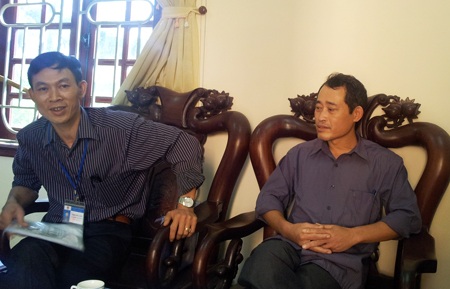Huyện Hoài Đức thừa nhận sai sót, xã Cát Quế vẫn cưỡng chế đất - 3 Ông Nguyễn Danh Ngọ (bên phải) khẳng định quyết định cưỡng chế