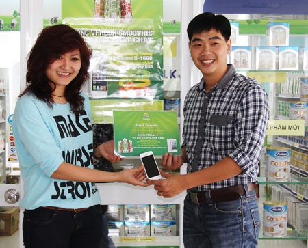 Khách hàng uống Vfresh Smoothie sở hữu 15 chiếc iPhone 5 - 1 Những chiếc iPhone 5 đầu tiên trong đợt rút thưởng đã có chủ