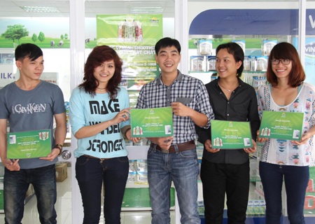 Khách hàng uống Vfresh Smoothie sở hữu 15 chiếc iPhone 5 - 2 Còn rất nhiều quà tặng hấp dẫn chờ đợi khách hàng