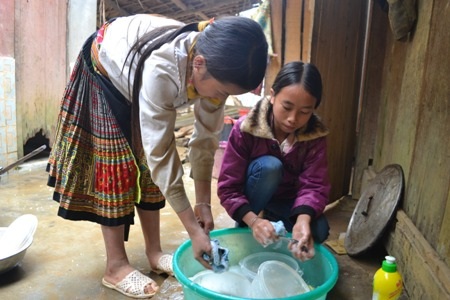Ăn xong lại tự mình rửa bát sạch sẽ