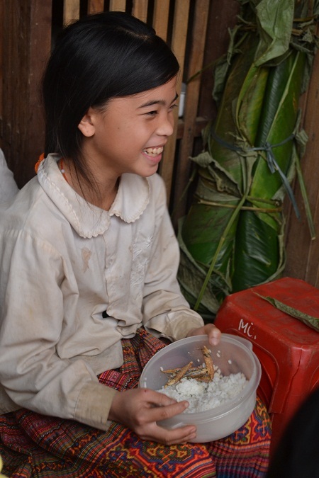 Tô cơm với mấy con cá khô nhưng vẫn luôn nở nụ cười khi ăn