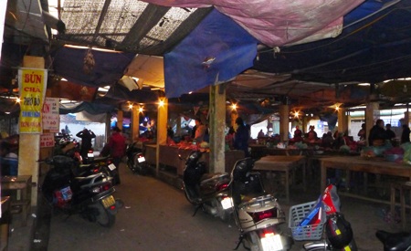 Hàng trăm tiểu thương Sài Đồng đối mặt nguy cơ “ra đường” - 2 Hơn 100 hộ buôn bán đang chịu cảnh hoang mang và lo âu