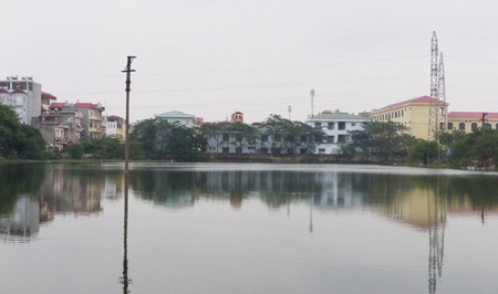 Diện tích mặt hồ Hạ Đình đang bị đe dọa nghiêm trọng (Ảnh: Ngọc Cương)