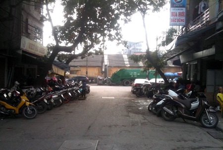 Đề nghị xử lý tình trạng lấn chiềm vỉa hè tại phố Lê Ngọc Hân - 2 Lòng đường Lê Ngọc Hân bị thu hẹp rất nhiều do việc lấn chiếm kéo dài