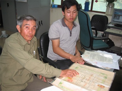 Quân đoàn 3 kết luận quân nhân Đỗ Hữu Khôn chỉ là tử sĩ - 2 Ông Đỗ Ngọc Minh (trái) đề nghị Sư đoàn 320 giúp đỡ tìm kiếm phần mộ