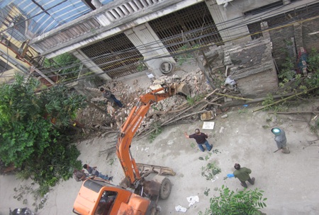 Hàng chục hộ dân "chìm" trong sợ hãi, phường Nhân Chính vẫn "tỉnh bơ" - 1 Bức tường rào ngăn cách 2 khu tập thể bị đập phá công khai