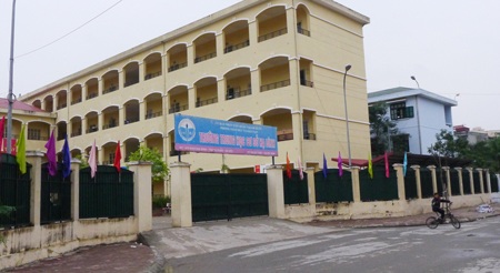 Năm 2007, hồ Hạ Đình đã bị san lấp hơn 10.000m2 để xây 2 trường học