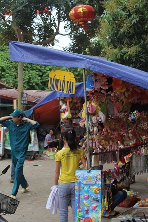 Nhiều sạp hàng mở dịch vụ bấm lỗ tai với lời quảng cáo ý vị: không đau, không chảy máu.