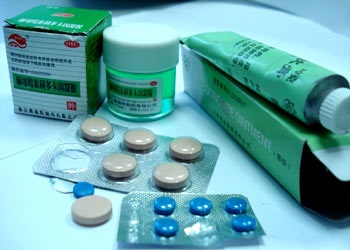 Đội lốt hàng rong rao bán thuốc kích dục - 2 Những vỉ thuốc bên ngoài mẫu mã Trung Quốc