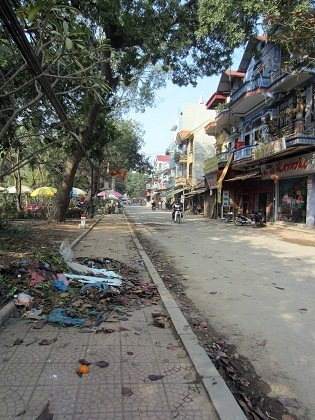 Con đường dẫn vào chùa ngập ngụa trong rác