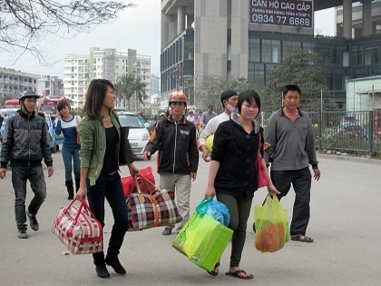 Nhiều hành khách bị cánh xe ôm lôi kéo, mời chào