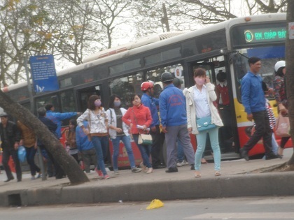 Đội ngũ xe ôm “đón khách” từ xe buýt xuống