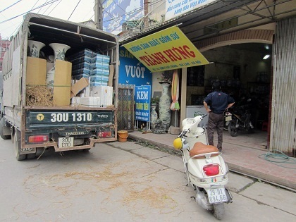 Hình ảnh chiếc ô tô tải nối đuôi nhau vào làng trở nên quen thuộc trong