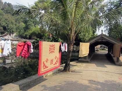 Quần áo phơi như mạng nhện trên cầu Nguyệt Tiên