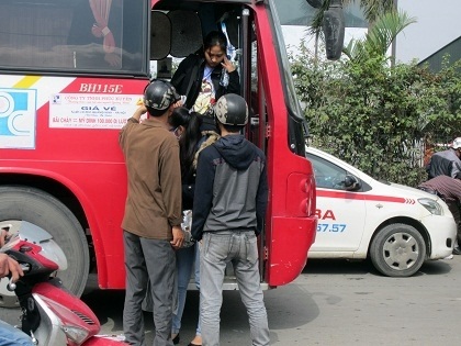 Chen lấn, xô đẩy khi lên xuống xe tạo điều kiện thuận lợi cho