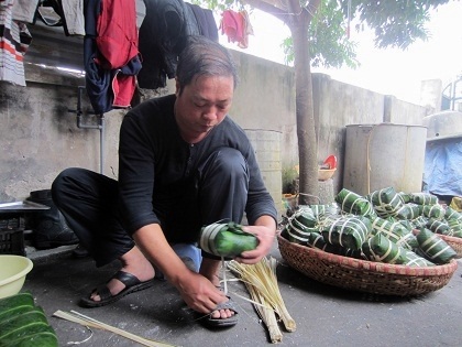 Buộc lạt cho bánh là một công việc đòi hỏi sự nhanh nhẹn và khéo léo