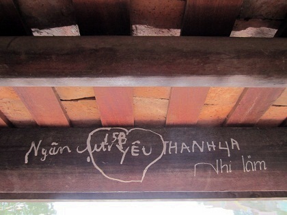 Hai cây cầu tượng trưng cho râu Rồng còn là nơi ghi dấu ấn tình yêu của bạn trẻ