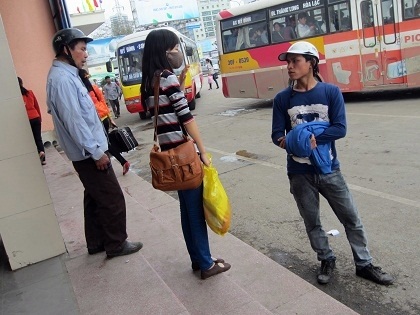 Hành khách nữ là những đối tượng dễ bị xe ôm lôi kéo, trêu ghẹo