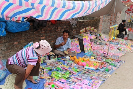 Đồ chơi Trung Quốc bày bán la liệt khắp lễ hội