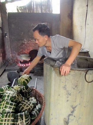 Những chiếc bánh chuẩn bị cho vào nồi để luộc