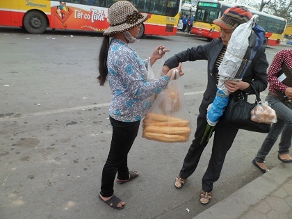 Người bán bánh mì dạo trong bến xe Giáp Bát