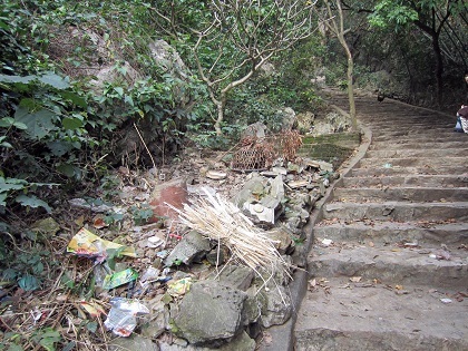 Con đường dẫn lên núi lúc nào cũng trong tình trạng “rác bay”