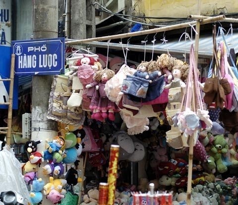 Ngoài mặt hàng chủ đạo là các loại hoa, thì Hàng Lược còn có rất nhiều hàng hóa, đồ trang trí khác.