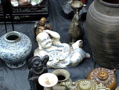 Giữa một “rừng” hoa thật thì những giỏ hoa giả vẫn có “fan” riêng của mình.