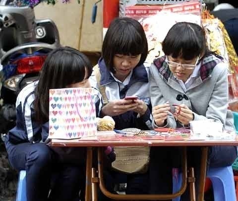 Một số teen tranh thủ kiếm thêm dịp Tết.