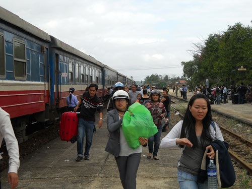 Phe vé chặt chém khách vào Nam - 2 Hàng trăm hành khách đón tàu đi TP.HCM tại ga Tam Kỳ.