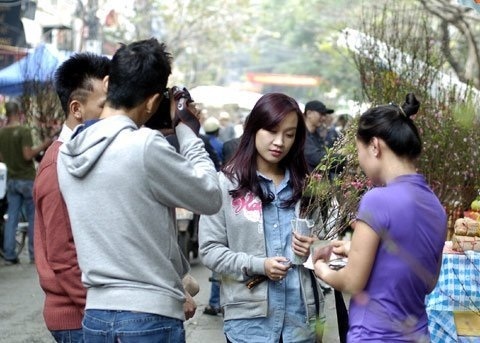 Nhiều bạn trẻ không bỏ lỡ cơ hội đi thưởng hoa, và pose những kiểu ảnh thật đẹp.