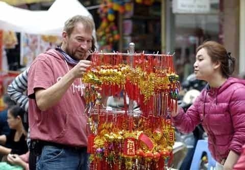 Các vị khách nước ngoài cũng rất hào hứng với Tết cổ truyền của Việt Nam.