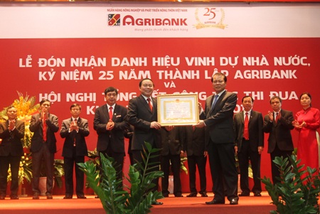 Phó Thủ tướng Vũ Văn Ninh trao Huân chương Lao động hạng Ba cho Agribank  