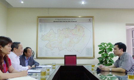 UBND quận Hoàng Mai giải trình vụ trụ sở gần 90 tỷ xuống cấp nghiêm trọng - 1 Trưởng Ban Bạn đọc Vũ Văn Tiến (bên phải) trao đổi với Phó Chủ tịch Đàm Quốc Khánh