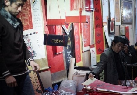 Phố "ông Đồ" thời công nghệ số - 11 Dù là khách hàng hay chủ quán chữ, cứ rảnh rỗi lại dán mắt vào màn hình chiếc điện thoại cảm ứng.