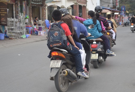 Phụ huynh đánh cược tính mạng của con trẻ - 1 “Kẹp ba” và không đội mũ bảo hiểm cho con em