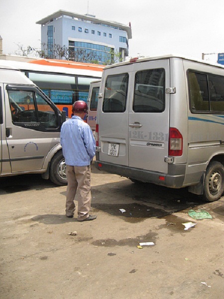Bến xe Mỹ Đình "ngập ngụa" trong xú uế - 2 Đàng hoàng nép vào đuôi xe để giải tỏa “nỗi buồn”