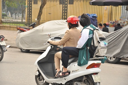 Dù đã học cấp 2 nhưng phụ huynh vẫn để con không đội mũ bảo hiểm