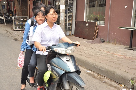  Có mũ nhưng chỉ để treo ở xe và hiên ngang “kẹp ba”