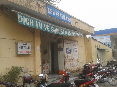 Bến xe Mỹ Đình "ngập ngụa" trong xú uế - 4 Có nhà vệ sinh nhưng không mấy ai sử dụng