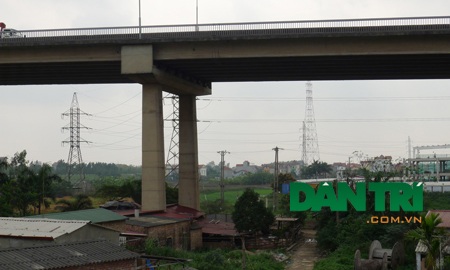 Một phần lớn diện tích gầm cầu bị biến thành nhà ở, nơi chăn nuôi gia súc