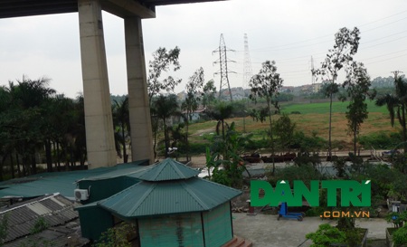 Một phần lớn diện tích gầm cầu bị biến thành nhà ở, nơi chăn nuôi gia súc